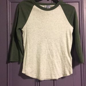Mid-sleeve t-shirt